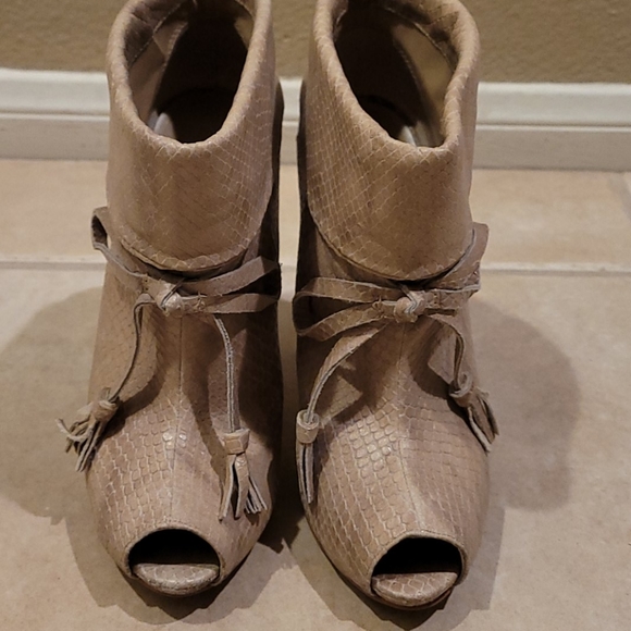 Rachel Roy leather snake embossed booties 7 sand - Picture 3 of 9